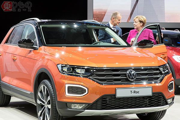 VWの新型エンジン車であるコンパクトSUV「T-ROC」と、ドイツのメルケル首相（右）（画像：ドイツ自動車工業会）。