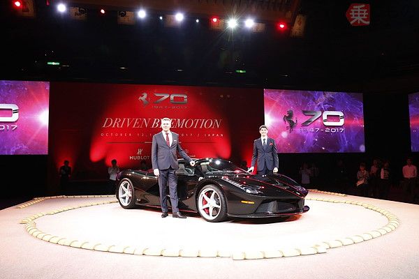 国技館で行われたフェラーリ70周年記念日本イベント「Driven By Emotion（情熱に突き動かされて）」の様子（2017年10月12日、恵 知仁撮影）。
