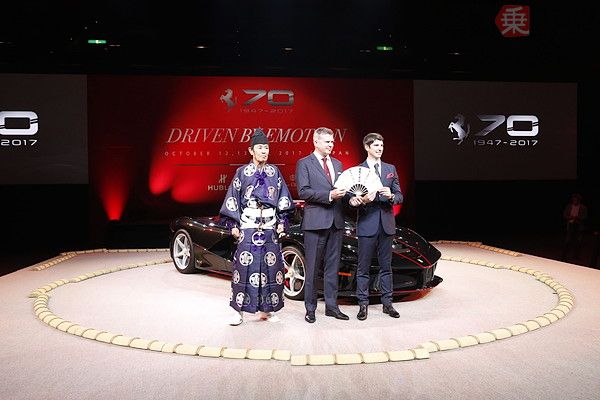 国技館で行われたフェラーリ70周年記念日本イベント「Driven By Emotion（情熱に突き動かされて）」の様子（2017年10月12日、恵 知仁撮影）。