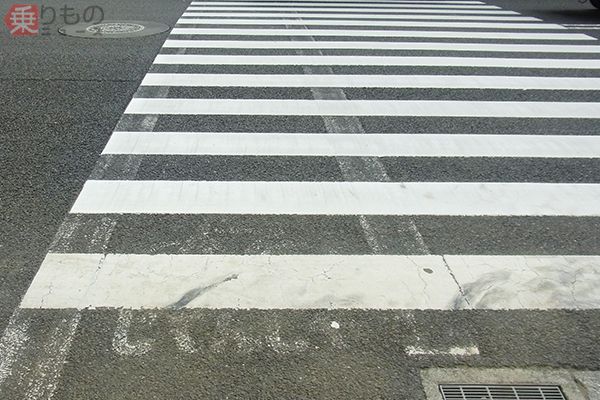 自転車横断帯が削り取られ、その上に横断歩道のゼブラ柄が延長された例（2017年10月、中島洋平撮影）。