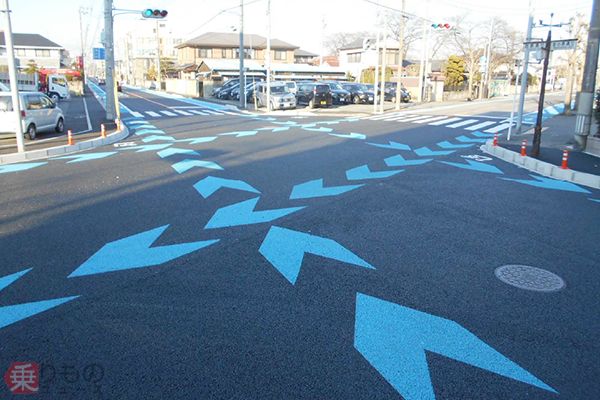 宇都宮市内で自転車横断帯を撤去した交差点に設けられた「矢羽根」と呼ばれるガイドライン（画像：宇都宮市）