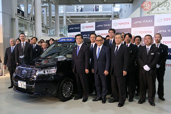 「JPN TAXI」出発式には豊田章夫社長（前列右から2番目）や石井国土交通大臣（前列右から3番目）が出席（2017年10月23日、乗りものニュース編集部撮影）。
