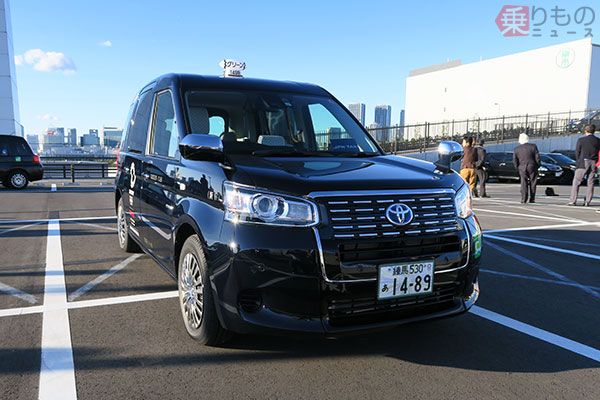 都内タクシー各社へは、まずはオリジナルボディカラーである「深藍」色の車両から導入されるという（2017年10月23日、乗りものニュース編集部撮影）。
