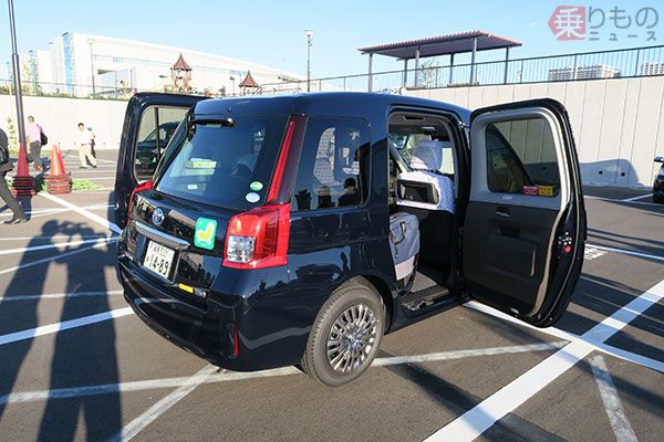 都内タクシー各社へは、まずはオリジナルボディカラーである「深藍」色の車両から導入されるという（2017年10月23日、乗りものニュース編集部撮影）。
