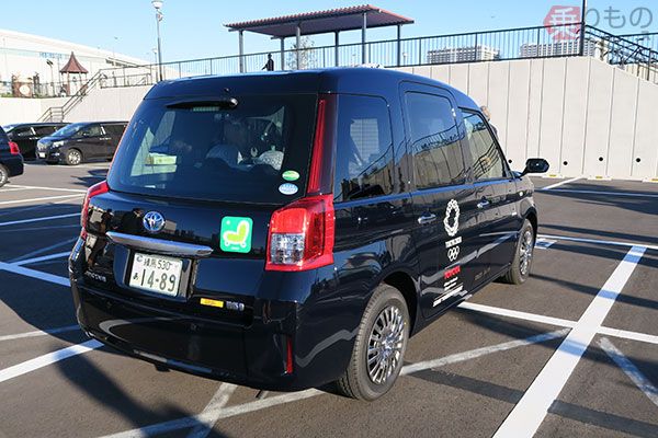 都内タクシー各社へは、まずはオリジナルボディカラーである「深藍」色の車両から導入されるという（2017年10月23日、乗りものニュース編集部撮影）。