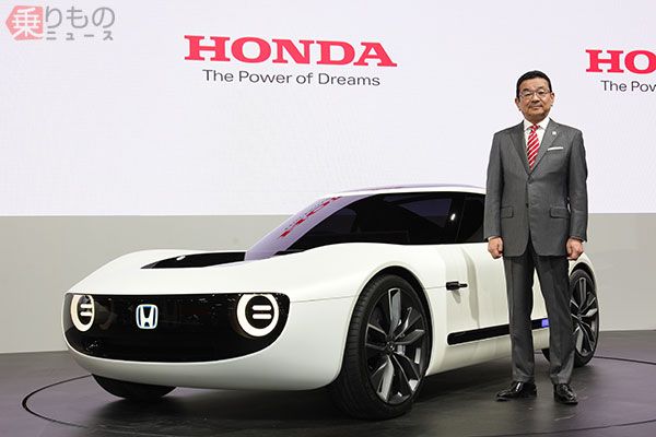 ホンダ八郷隆弘社長と「Honda Sports EV Concept」（画像：ホンダ）。