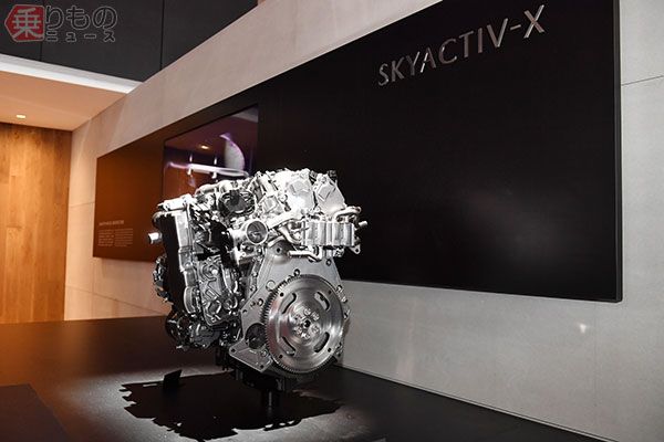 次世代ガソリンエンジン「SKYACTIV-X」（2017年10月25日、石津祐介撮影）。