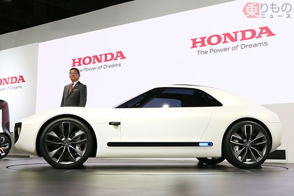 ホンダ 八郷社長と「Honda Sports EV Concept」（2017年10月28日、大音安弘撮影）。