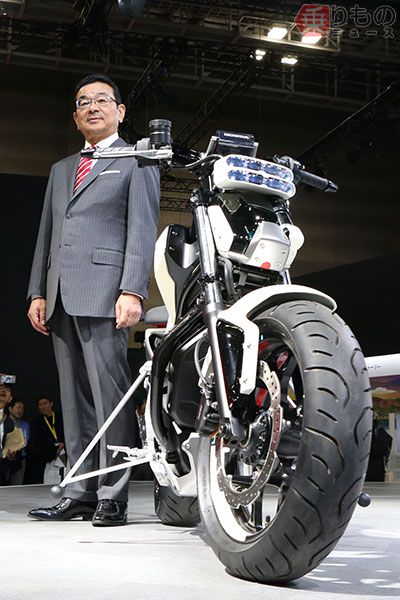 ホンダ 八郷社長と「Honda Riding Assist-e」（2017年10月28日、大音安弘撮影）。