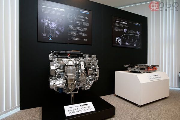 ハイブリッドモデルに搭載される2.0L DOHC i-VTECエンジンとIPU（2017年10月11日、奥村純一撮影）。