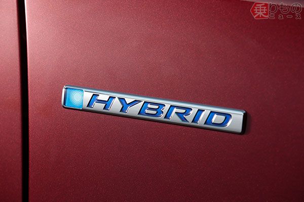 「HYBRID G・EX」の外観。ボディ各所に「HYBRID」のエンブレムを掲げる（2017年10月11日、奥村純一撮影）。
