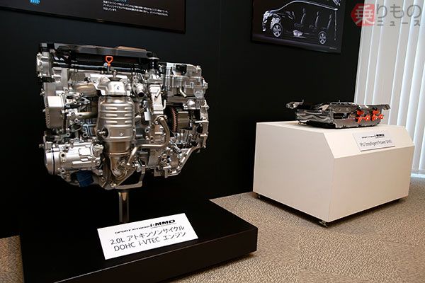 「ステップワゴンSPADA」のハイブリッドモデルが搭載する、2.0L DOHC i-VTECエンジンとIPU（インテリジェントパワーユニット）（2017年10月11日、奥村純一撮影）。