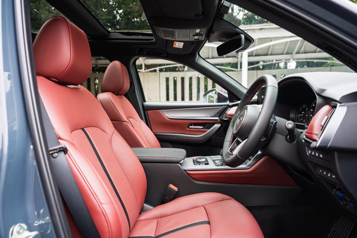 マツダ「CX-60」の新境地！ 赤内装が美しい最新グレード「XD-HYBRID